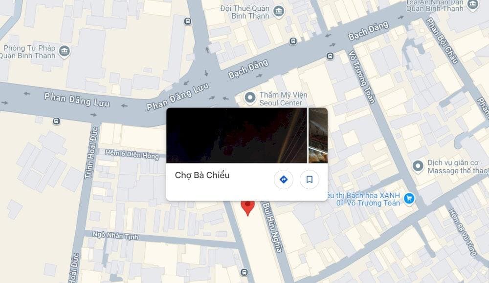 Chợ Bà Chiểu nằm cạnh các tuyến đường Phan Đăng Lưu, Lê Quang Định và Bạch Đằng